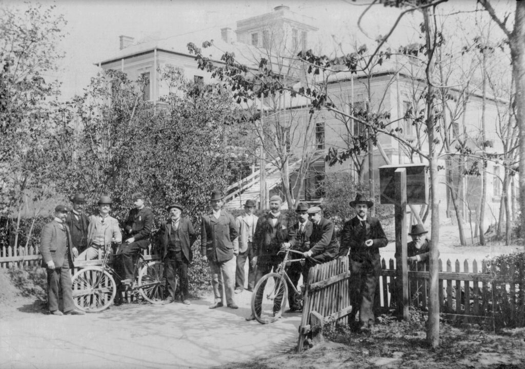 Budova observatória počas výstavby v roku 1900 (Zdroj: Archív geomagnetického observatória ÚVZ SAV v Hurbanove).