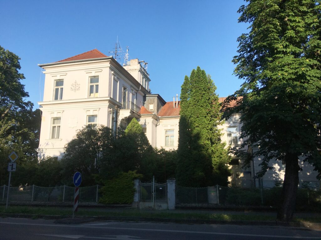 Budova observatória v súčasnosti na fotografii z roku 2023.