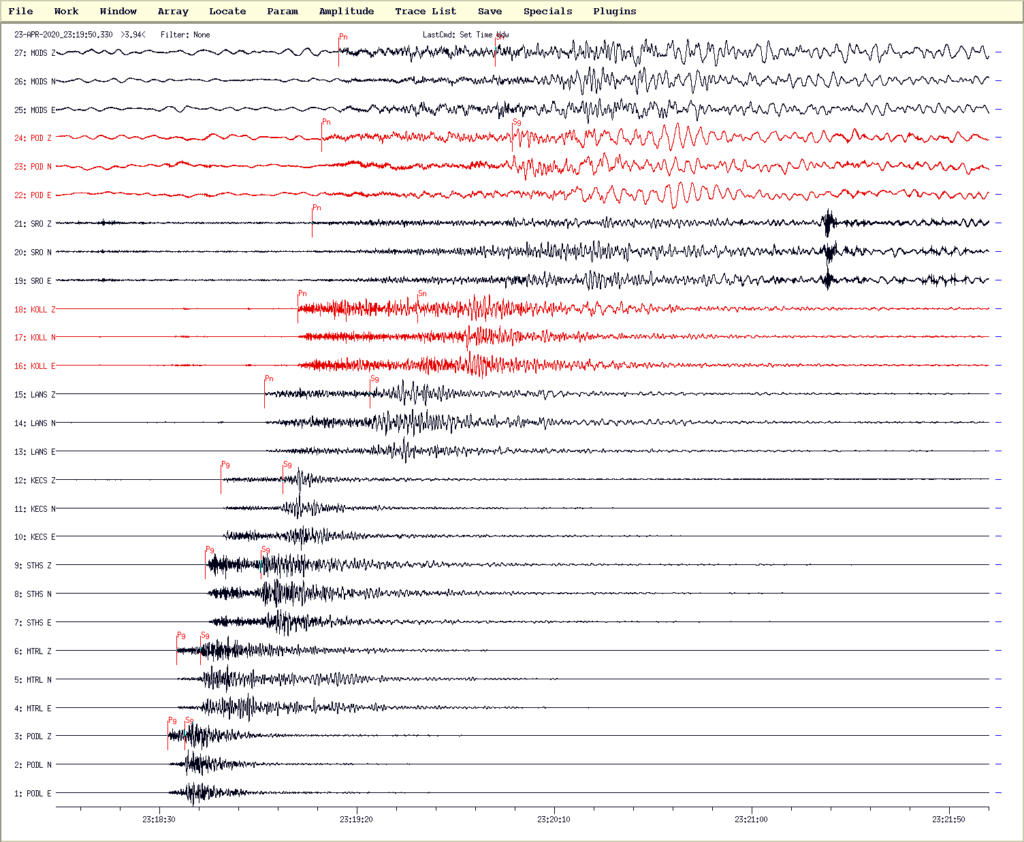 Záznamy zemetrasenia zo dňa 24.4.2020 o 1:18 miestneho času (23.4.2020 23:18 UTC) pri Zemplínskej šírave z Národnej siete seizmických staníc (ÚVZ SAV) a Lokálnej seizmickej siete východné Slovensko (prevádzkuje FMFI UK) s označením časov príchodov identifikovaných seizmických vĺn.