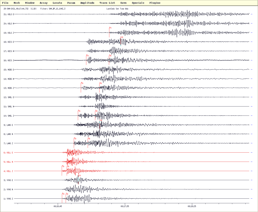 Časový priebeh príchodu seizmických vĺn do rôznych meracích zariadení Národnej siete seizmických staníc (NSSS) a jednej stanice lokálnej siete EMO (KOLL – Kolačno) zemetrasenia pri Handlovej.