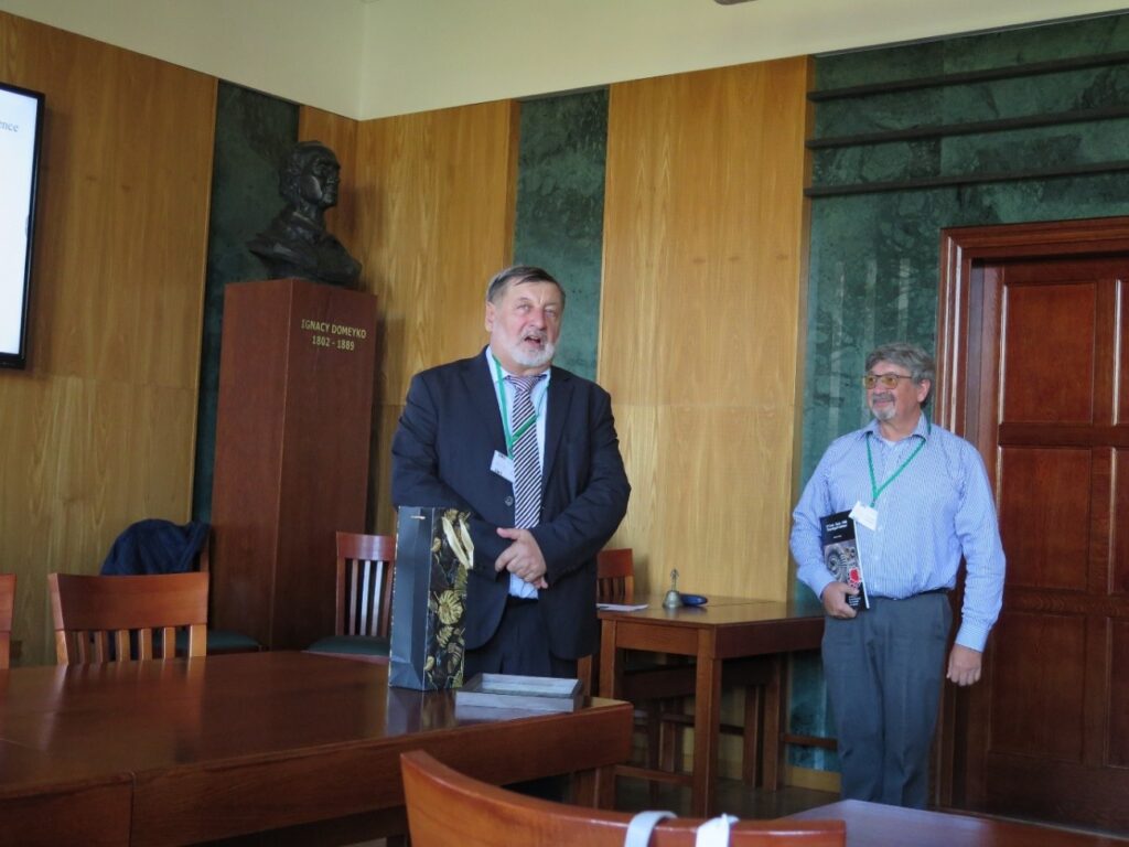 Ceremoniál udelenia prestížnej ceny nadácie Grzybowského doc. RNDr. Jánovi Sotákovi, DrSc., ďakovný prejav oceneného a príhovor účastníkom paleontologickej konferencie. (vpravo predseda nadácie Prof. Michael A. Kaminski).