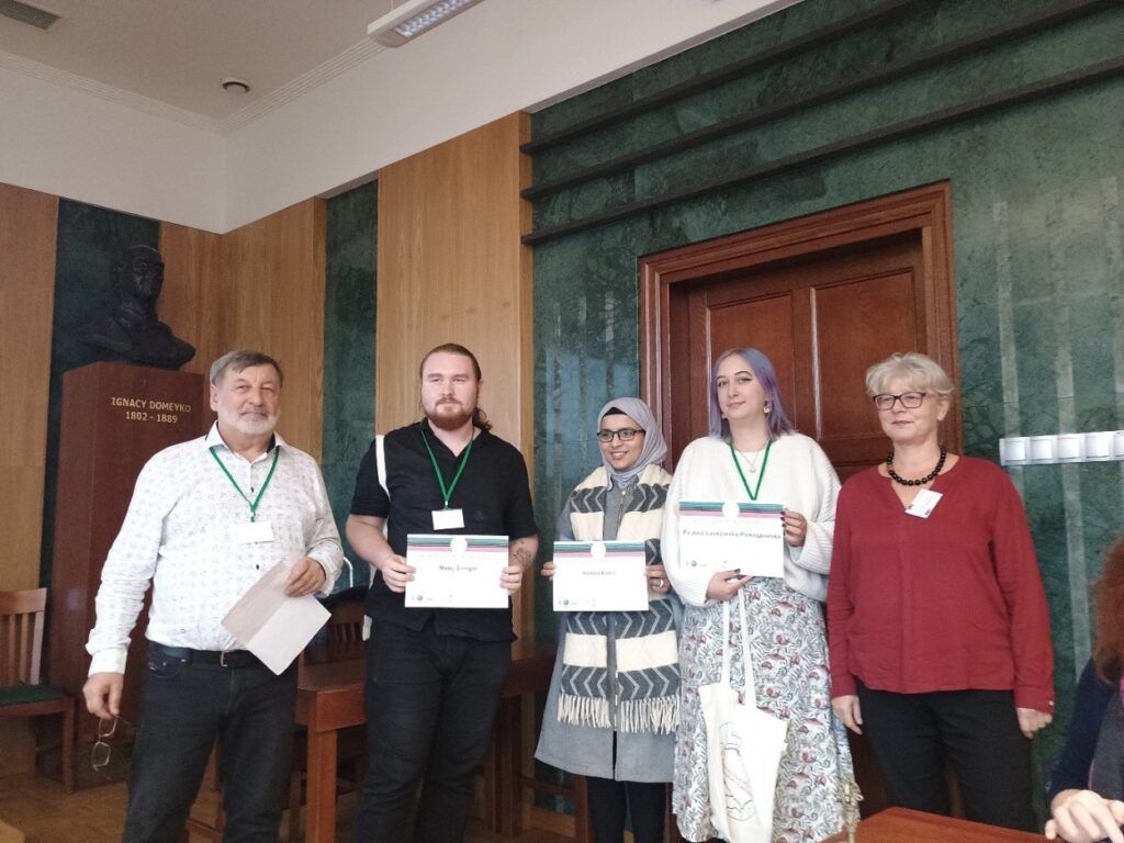 Ocenení študenti za najlepšie prezentácie (Jiří Šilinger, Asmaa Korin a Paulina Laskowska-Piekoszewska) spoločne s predsedom poroty doc. RNDr. J. Sotákom, DrSc. a hlavnou organizátorkou paleontologickej konferencie Prof. Annou Waśkowskou.