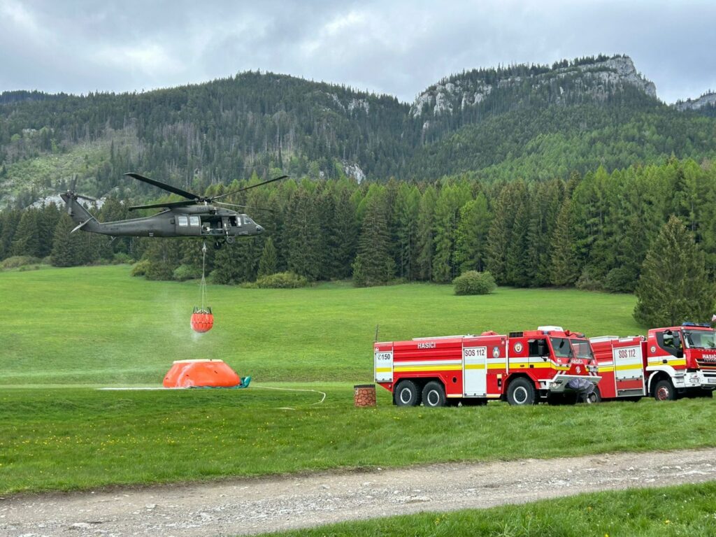 Vrtuľníky UH-60M Black Hawk s bambi vakmi pri hasičskom zásahu