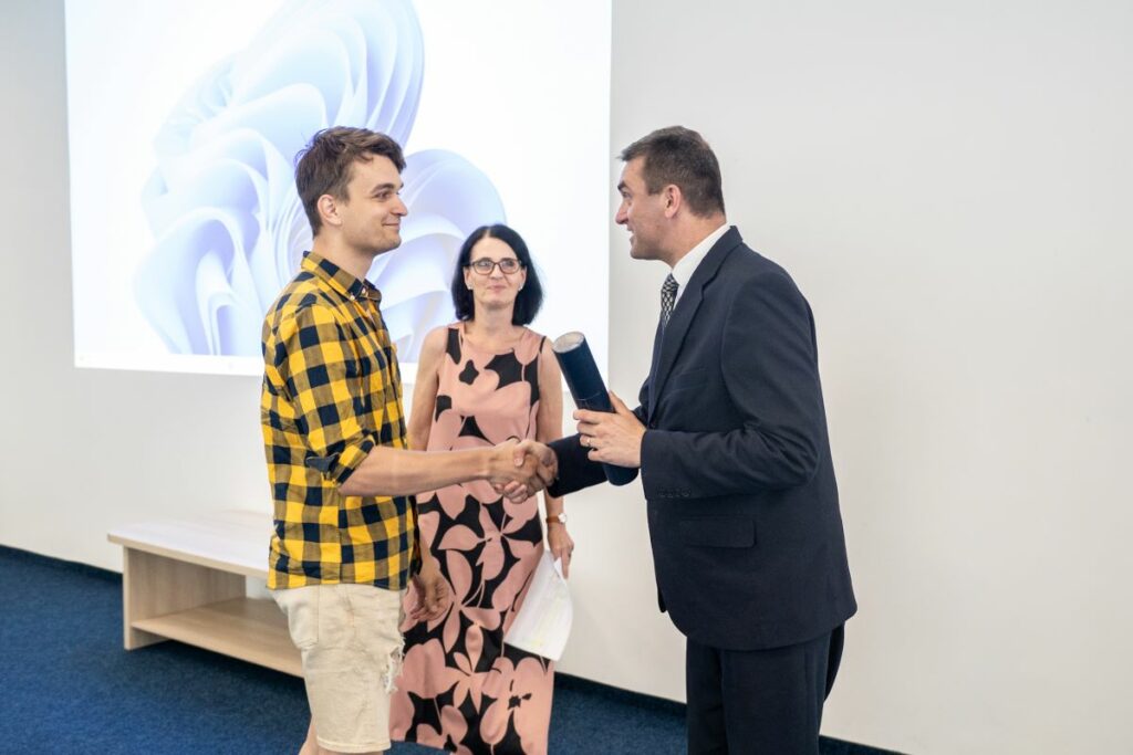 Nový predseda SAV Martin Venhart odovzdáva diplom Pavlovi Myšľanovi. V strede členka Predsedníctva SAV zodpovedná za vzdelávanie a doktorandské štúdium, Dana Juirkovičová. Foto: Katarína Gáliková, SAV