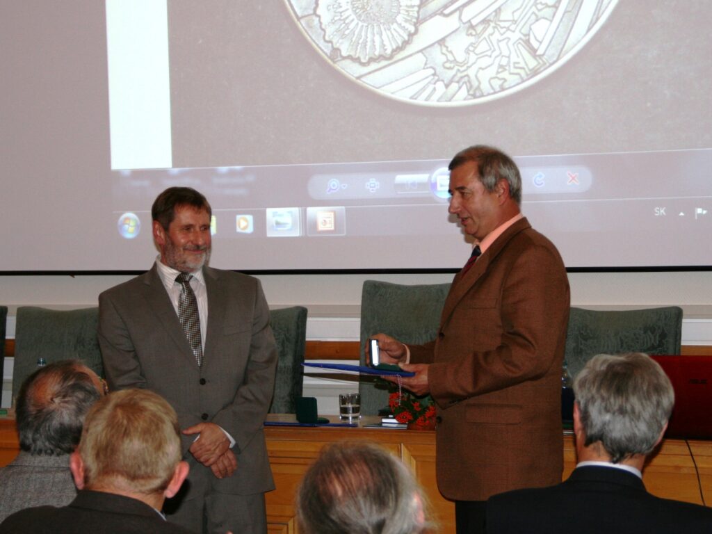 Ján Spišiak s ďakovným listom pri príležitosti 60. výročia založenia Geologického ústavu SAV