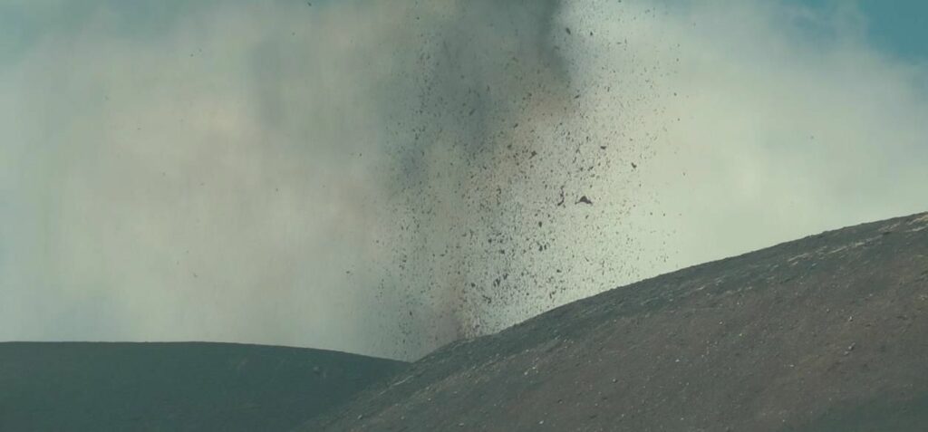 Strombolské erupcie kráteru Voragine počas celého dňa 11. júla 2024.